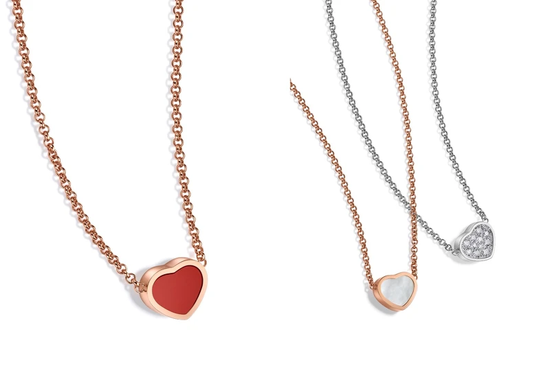 My Happy Hearts系列項鍊，（左至右）18K玫瑰金項鍊配紅心裝飾，18K玫瑰金項鍊鑲嵌白色珍珠母貝，18K白金項鍊鑲嵌鑽石裝飾。 