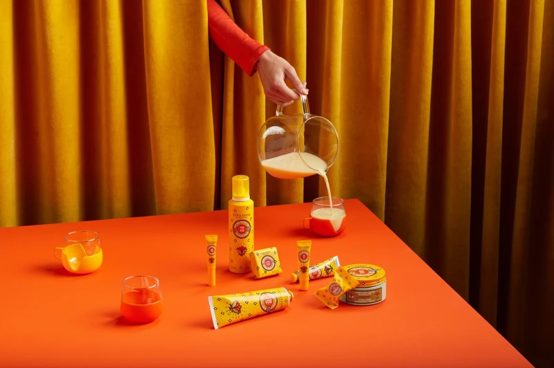 L'OCCITANE歐舒丹繽紛乳油木金黃拿鐵系列情境照。