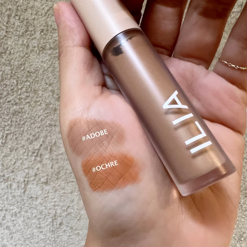ILIA幻彩柔霧眼影蜜#ADOBE黎明暖砂、#OCHRE夕陽暖橘手部試色。