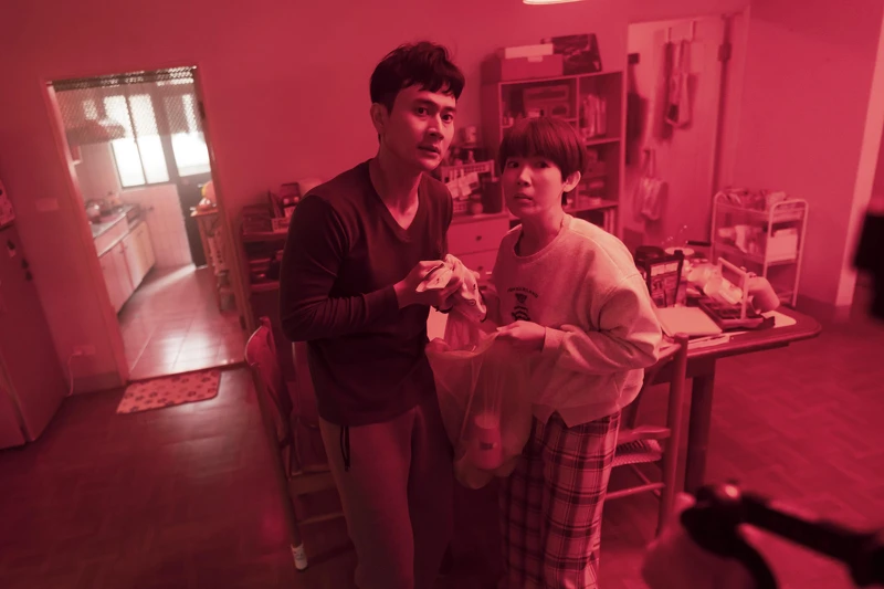 《聖筊》描述一對年輕夫妻出現愛情難題，高科技讀心神器「BWEI」騰空出世，成為男主角阿保挽回婚姻的救命稻草