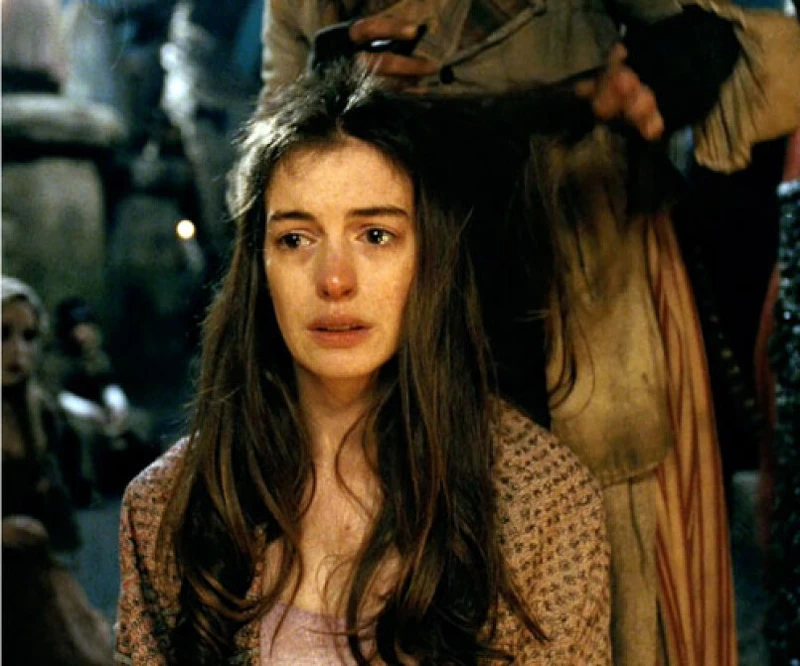 安海瑟威(Anne Hathaway)在《悲慘世界》中飾演芳婷(Fantine)
