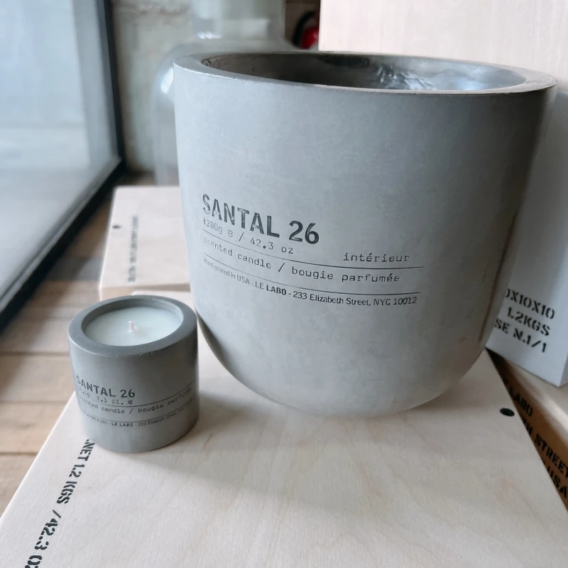 Le Labo檀香26水泥香氛蠟燭常態版與迷你版。
