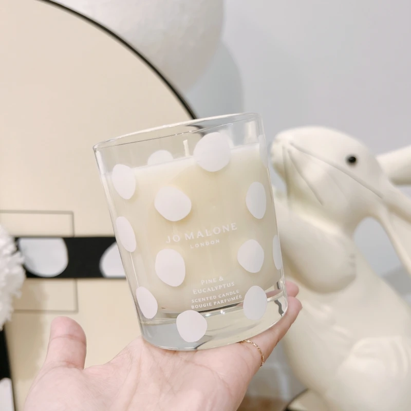 Jo Malone London歡樂雪花聖誕松木與桉樹香氛工藝蠟燭。 Jo Malone London歡樂雪花聖誕松木與桉樹香氛工藝蠟燭。