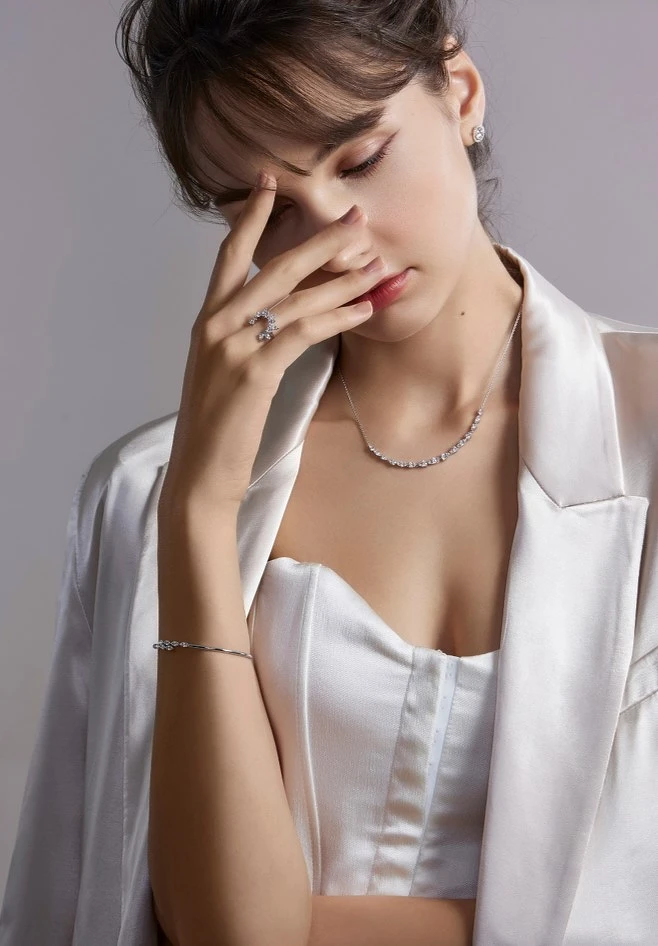 Repertoire鉑金鑽石耳環(主鑽約1.00ct)、Aerial Sunburst白K金鑽石戒指、Aerial Dewdrop白K金鑽石項鍊(中型)、Aerial Marquis白K金鑽石手鐲。 