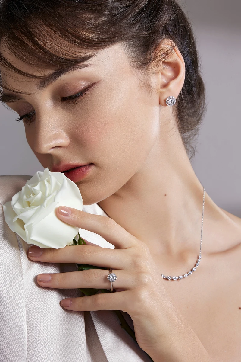 Repertoire鉑金鑽石耳環(主鑽約1.00ct) 、Sparkle鉑金鑽石戒指(主鑽約1.00ct)、Aerial Dewdrop白K金鑽石項鍊(中型)。 