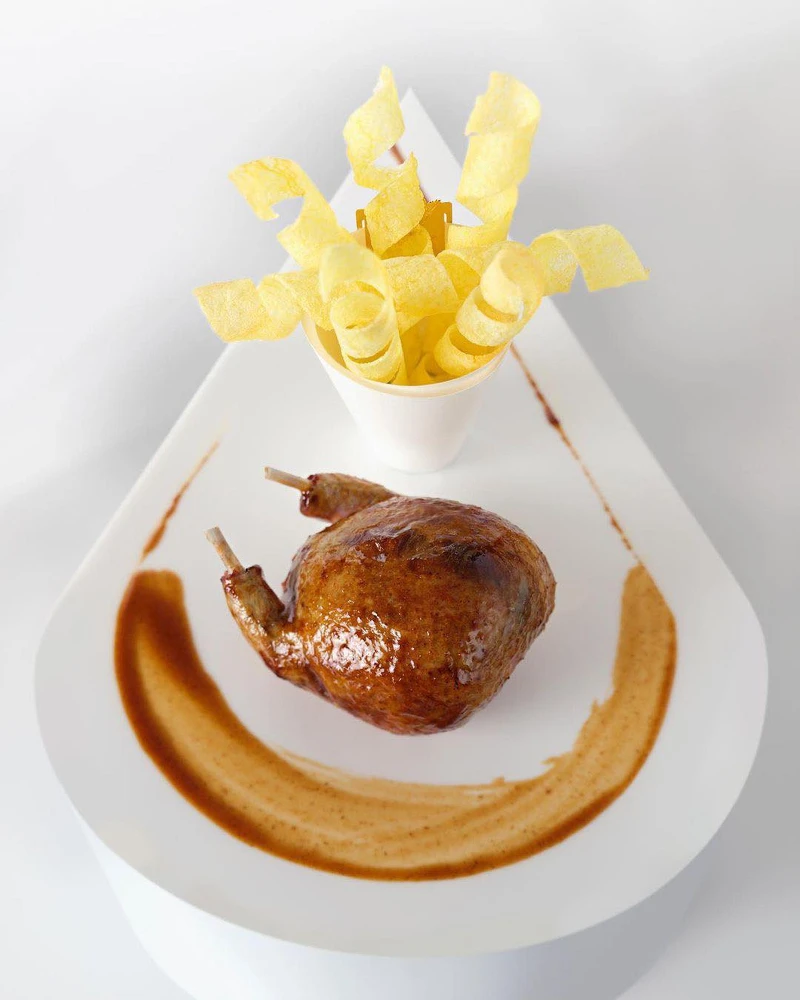 將乳鴿縫成近乎完美的球體狀為其代表菜色。