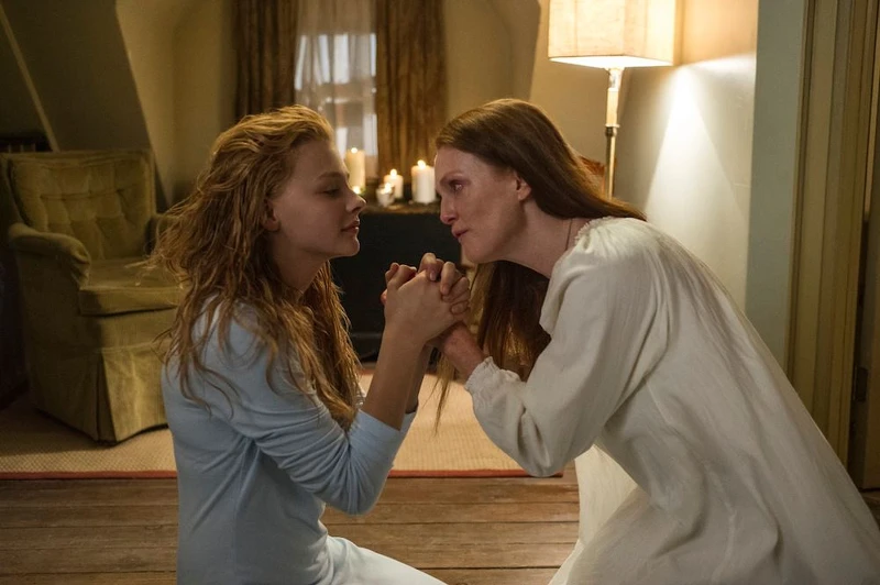 電影《魔女嘉莉》劇照-克蘿伊摩蕾茲Chloe Moretz、茱莉安摩爾Julianne Moore 電影《魔女嘉莉》劇照-克蘿伊摩蕾茲Chloe Moretz、茱莉安摩爾Julianne Moore