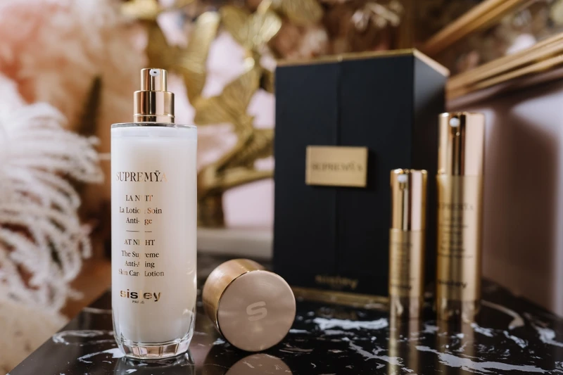 Sisley極致夜間奇蹟修護前導水精華情境圖。