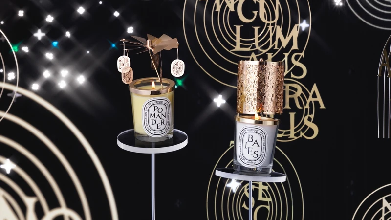 Diptyque 2022聖誕旋轉燭罩與聖誕燭光萬花筒情境圖。 Diptyque 2022聖誕旋轉燭罩與聖誕燭光萬花筒情境圖。