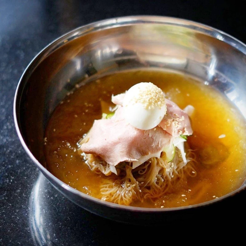 除了燒肉外還能吃到多種傳統韓國料理，像是烤肉必吃的牛肉水冷麵。