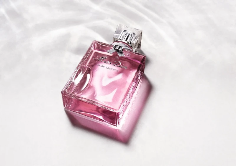 Dior迪奧Miss Dior玫瑰珍釀香氛情境圖。