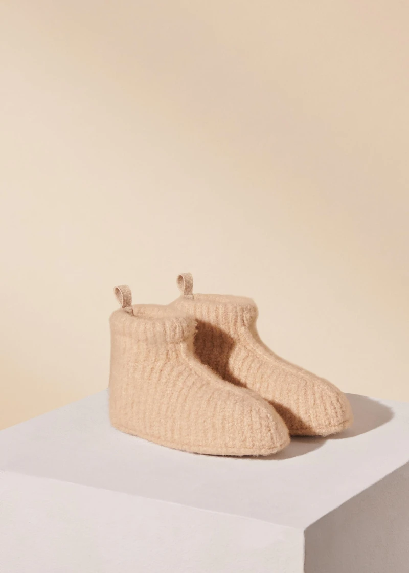 Loro Piana 粗針織家居靴,NT29,200。 Loro Piana 粗針織家居靴,NT29,200。