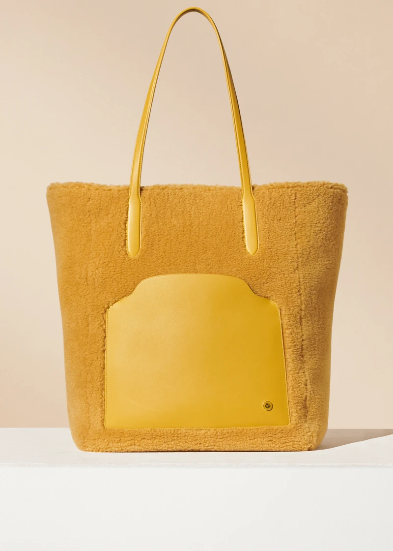 Loro Piana Sesia 絨毛小牛皮直立托特包,NT124,400。 Loro Piana Sesia 絨毛小牛皮直立托特包,NT124,400。