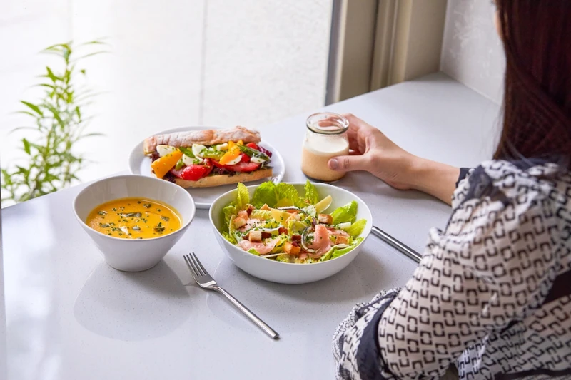 供應精選咖啡、沙拉輕食。 供應精選咖啡、沙拉輕食。