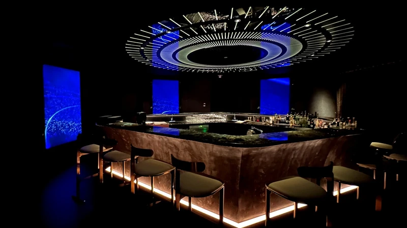 「SSBar.春」空間宛如置身宇宙,多面影音牆播放星際風影片營造神秘氛圍 「SSBar.春」空間宛如置身宇宙,多面影音牆播放星際風影片營造神秘氛圍