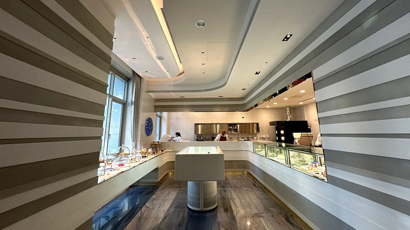 「SSPatisserie.夏」加入砂岩意象、亞特蘭提斯大理石建材營造出愜意氛圍,提供法式傳統甜點、特製蛋糕等 「SSPatisserie.夏」加入砂岩意象、亞特蘭提斯大理石建材營造出愜意氛圍,提供法式傳統甜點、特製蛋糕等