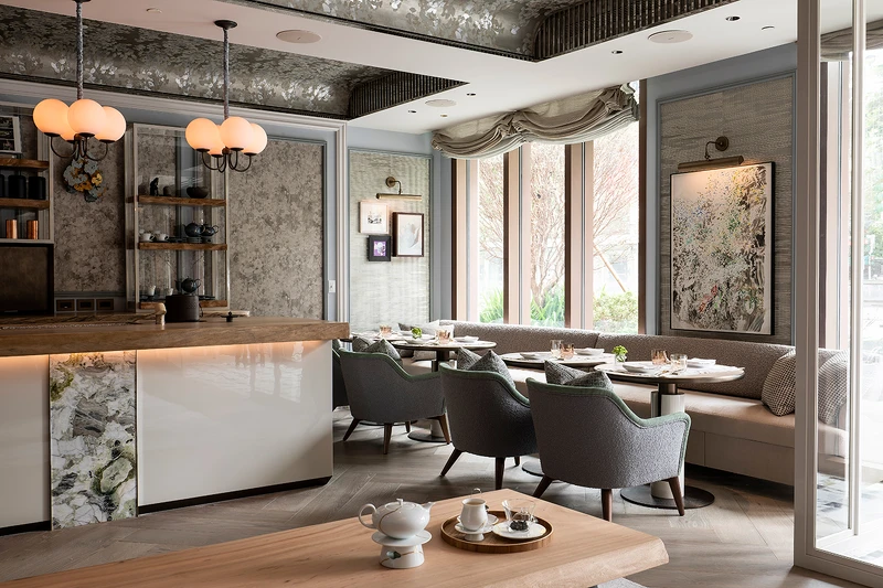 用餐空間中有許多工藝品、畫作錯落其中。