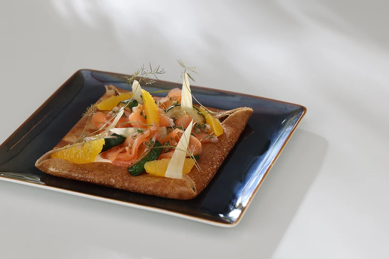 鮭魚節瓜薄餅。