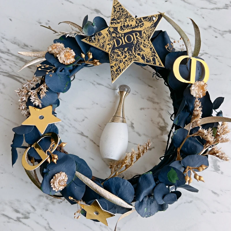 DIOR迪奧閃耀星辰聖誕花圈。