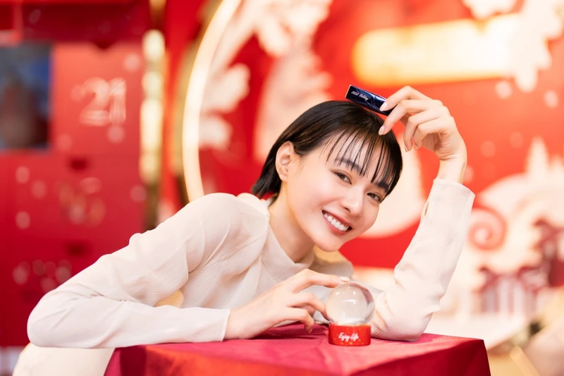 雅詩蘭黛冬日幻境活動出現的冬季奇幻水晶球(還可刻印)，唇膏也有管身刻印服務。