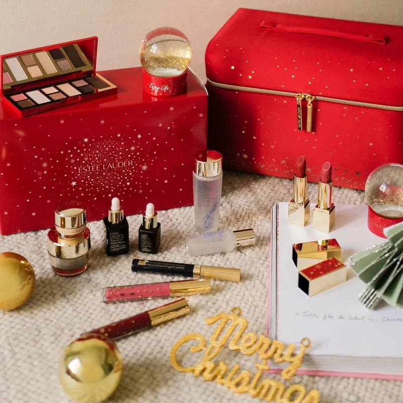 雅詩蘭黛夢幻心願歡慶禮盒組情境圖。 雅詩蘭黛夢幻心願歡慶禮盒組情境圖。