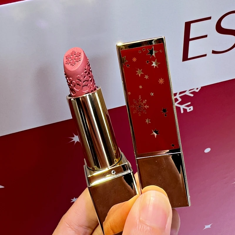 雅詩蘭黛夢幻心願奢華5色唇彩組的唇膏設計很精緻。 雅詩蘭黛夢幻心願奢華5色唇彩組的唇膏設計很精緻。