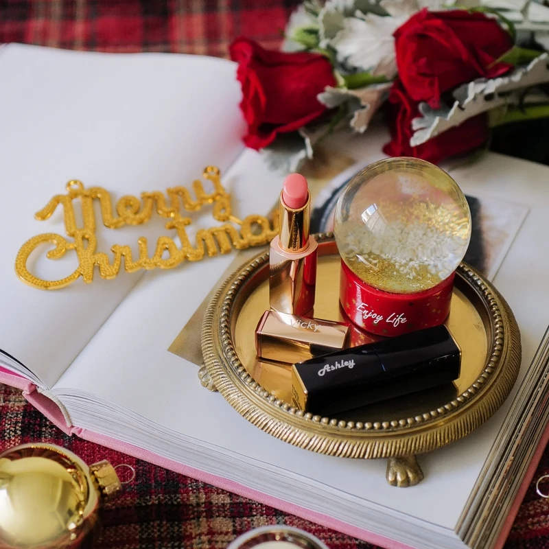 雅詩蘭黛2022聖誕推出的奇幻水晶球、唇膏刻印。 雅詩蘭黛2022聖誕推出的奇幻水晶球、唇膏刻印。