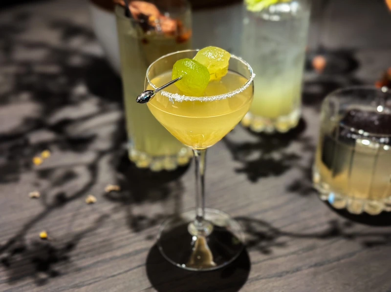 禁止酒駕,未滿18歲請勿飲酒 禁止酒駕,未滿18歲請勿飲酒