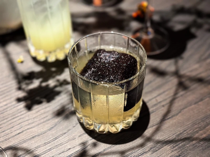 禁止酒駕,未滿18歲請勿飲酒 禁止酒駕,未滿18歲請勿飲酒