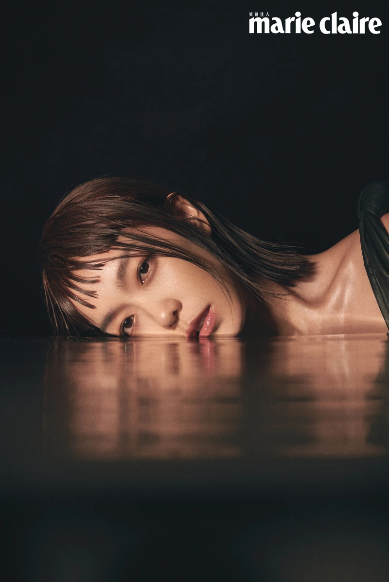 IWC萬國錶 柏濤菲諾自動腕錶37；黑色打結細肩洋裝、藍色流蘇裙、白色粗跟鞋，all by Bottega Veneta。