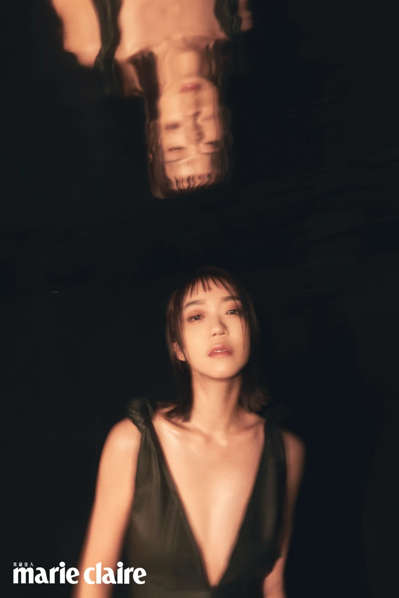 IWC萬國錶 柏濤菲諾自動腕錶37；黑色打結細肩洋裝、藍色流蘇裙、白色粗跟鞋，all by Bottega Veneta。