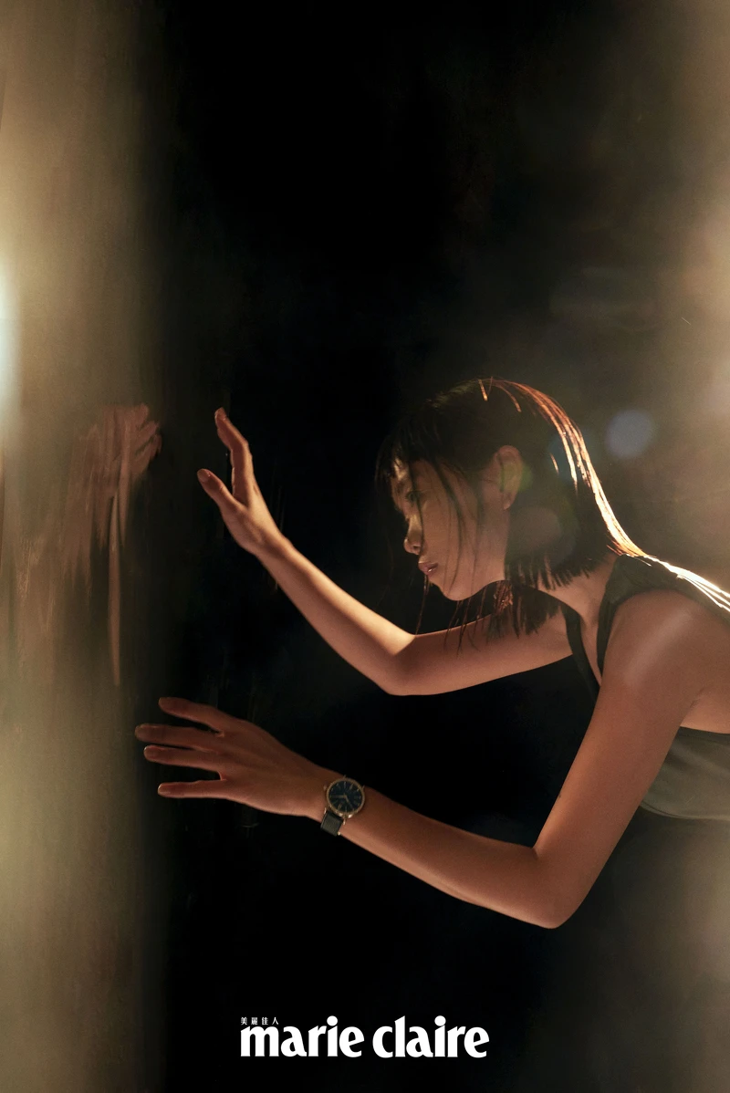 IWC萬國錶 柏濤菲諾自動腕錶37；黑色打結細肩洋裝、藍色流蘇裙、白色粗跟鞋，all by Bottega Veneta。