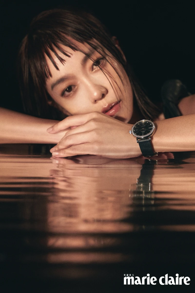 IWC萬國錶 柏濤菲諾自動腕錶37；黑色打結細肩洋裝、藍色流蘇裙、白色粗跟鞋，all by Bottega Veneta。