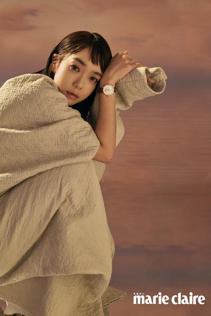 IWC萬國錶 柏濤菲諾日夜顯示自動腕錶34；水洗灰色一片圍裹式長洋裝，Uma Wang；白色粗跟鞋，Bottega Veneta。