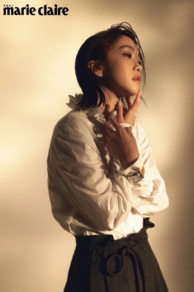 IWC萬國錶 柏濤菲諾計時腕錶39；白色荷葉領襯衫，Isabel Marant；深灰色繫帶毛呢西裝褲，Giorgio Armani。