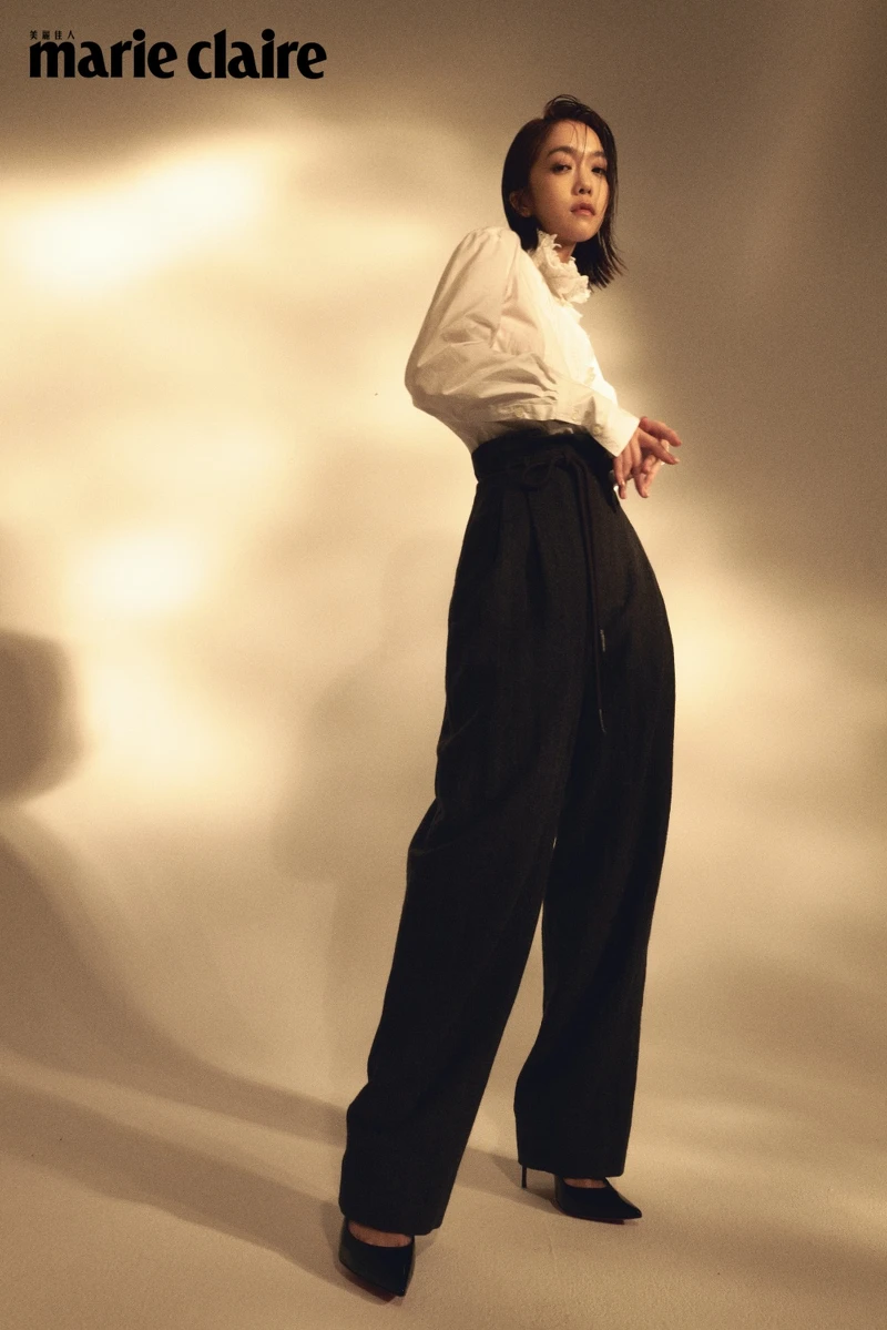 IWC萬國錶 柏濤菲諾計時腕錶39；白色荷葉領襯衫，Isabel Marant；深灰色繫帶毛呢西裝褲，Giorgio Armani。