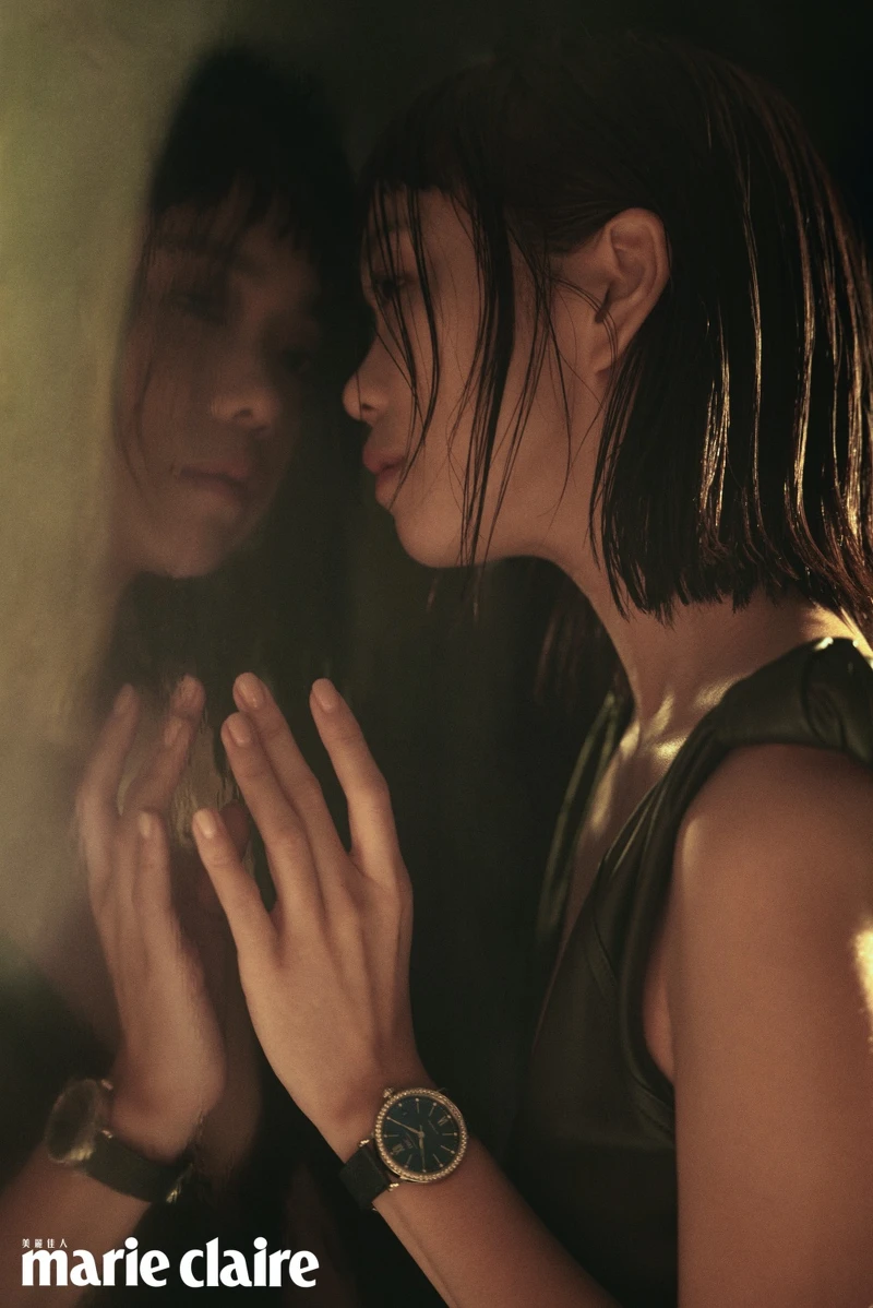 IWC萬國錶 柏濤菲諾自動腕錶37；黑色打結細肩洋裝、藍色流蘇裙、白色粗跟鞋，all by Bottega Veneta。