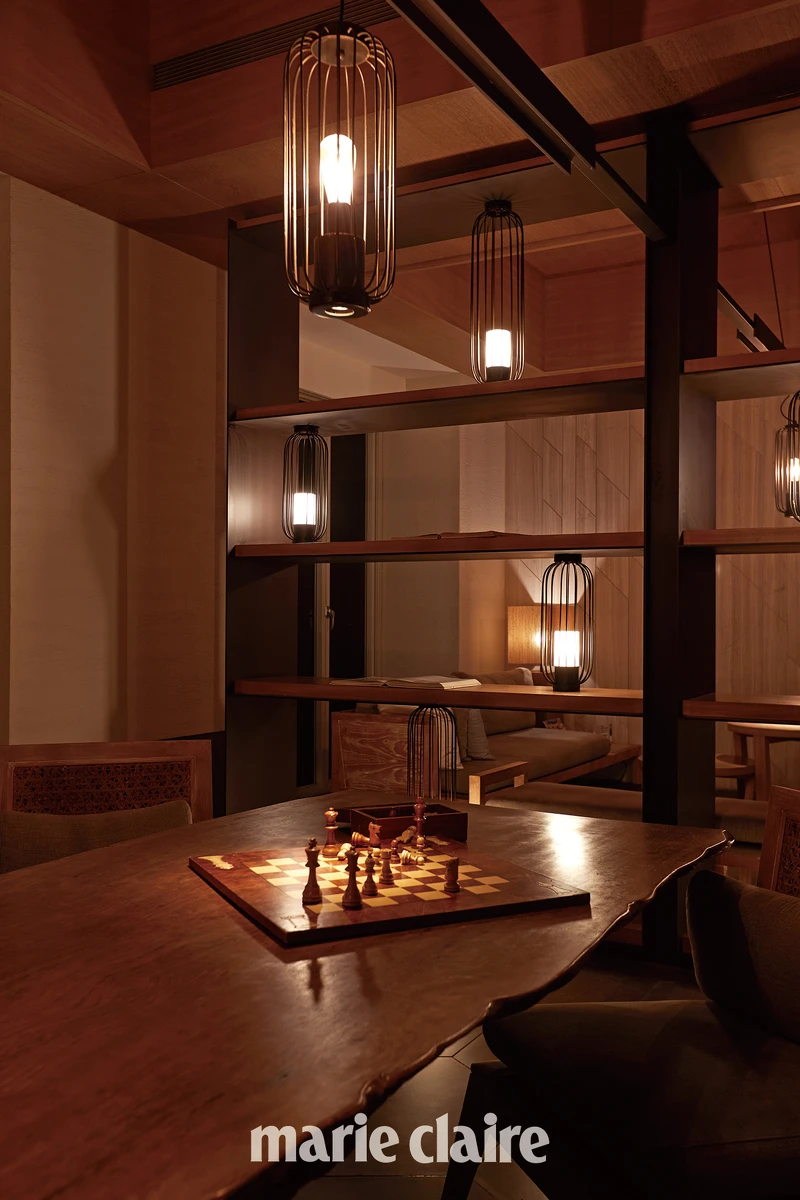 廳空間日間富有優雅大氣的氛圍,夜晚則多了一份靜謐,並充滿東方擺飾妝點,如竹編的天花板、或大或小的燈籠錯落其中。 廳空間日間富有優雅大氣的氛圍,夜晚則多了一份靜謐,並充滿東方擺飾妝點,如竹編的天花板、或大或小的燈籠錯落其中。