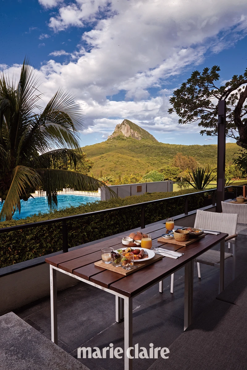 早餐可在戶外景觀延伸的沐餐廳及 MU LOUNGE 享用,在大尖山、池畔美景、晨光沐浴下享用,好不愜意。推薦最具屏東特色的「香煎肉粿套餐」,軟糯的糕體鹹香滋味是別處少見的傳統小吃。 早餐可在戶外景觀延伸的沐餐廳及 MU LOUNGE 享用,在大尖山、池畔美景、晨光沐浴下享用,好不愜意。推薦最具屏東特色的「香煎肉粿套餐」,軟糯的糕體鹹香滋味是別處少見的傳統小吃。