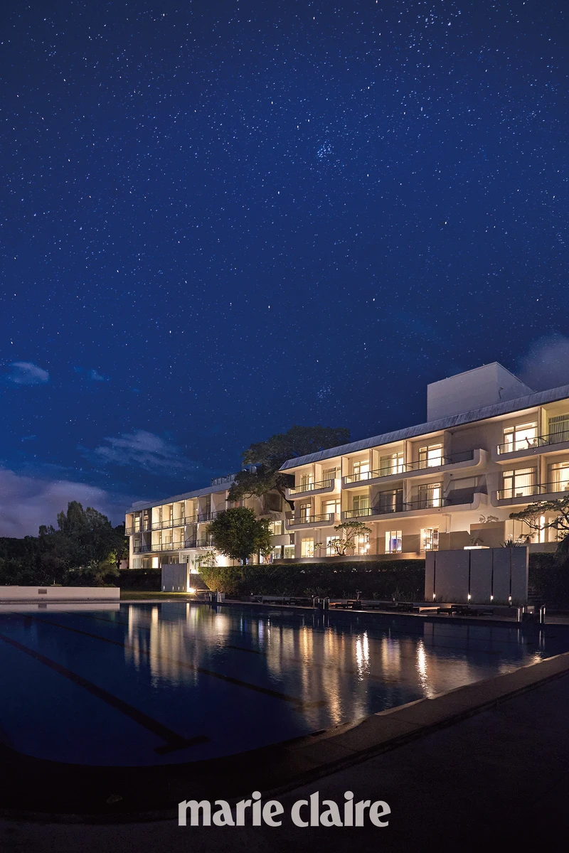 晴空無雲的夜晚能夠在池畔觀賞滿天星光。 晴空無雲的夜晚能夠在池畔觀賞滿天星光。