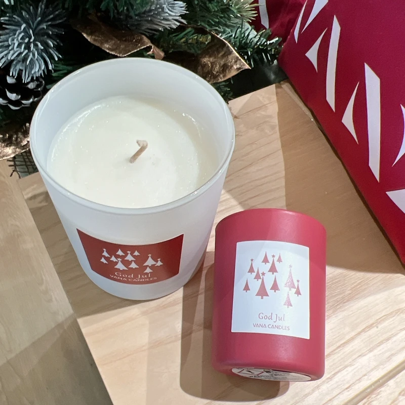 VANA God Jul肉桂香料調香氛蠟燭200g與溫暖果香調香氛蠟燭75g。 VANA God Jul肉桂香料調香氛蠟燭200g與溫暖果香調香氛蠟燭75g。