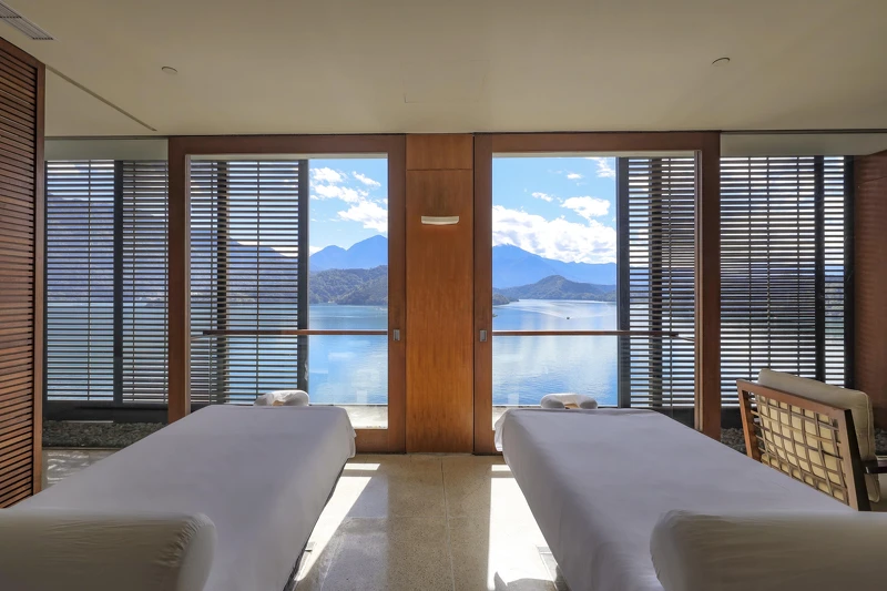 芳療室位於最高樓層九樓擁有無敵視野,敞開門窗伴隨著山林氣息與蟲鳴鳥叫,是國內絕無僅有的芳療體驗 芳療室位於最高樓層九樓擁有無敵視野,敞開門窗伴隨著山林氣息與蟲鳴鳥叫,是國內絕無僅有的芳療體驗