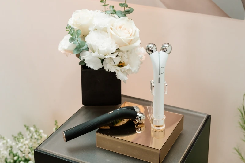 NUEVA「繃繃棒」6D超微電・溫感緊緻儀有黑、白兩色。