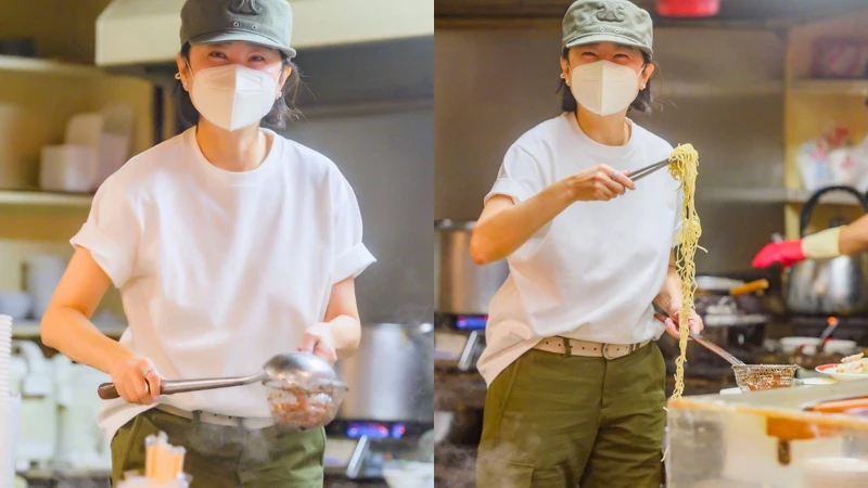 林青霞昨日現身台北民生社區的擔仔麵店,請老闆讓自己下廚煮麵吃,她於微博上俏皮留言:誰想吃我煮的擔仔麵?請舉手! 林青霞昨日現身台北民生社區的擔仔麵店,請老闆讓自己下廚煮麵吃,她於微博上俏皮留言:誰想吃我煮的擔仔麵?請舉手!