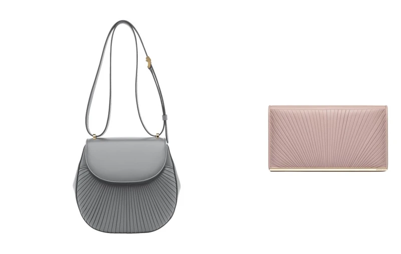 Ballet Lesson系列包款,左起小百褶肩背包(鷗灰)、大百褶手拿包(玫瑰煙) 。 Ballet Lesson系列包款,左起小百褶肩背包(鷗灰)、大百褶手拿包(玫瑰煙) 。
