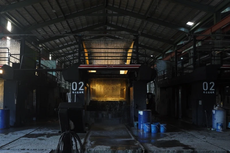 機台統一顏色，並加入光源。