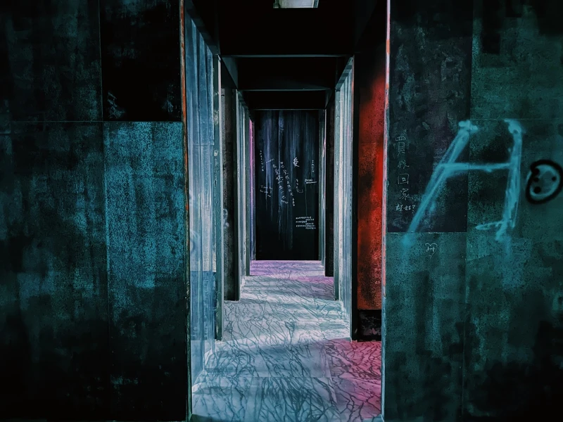 楊登棋邀請藝術家羅智信在第一展間打造13間「暗房」裝置。 楊登棋邀請藝術家羅智信在第一展間打造13間「暗房」裝置。