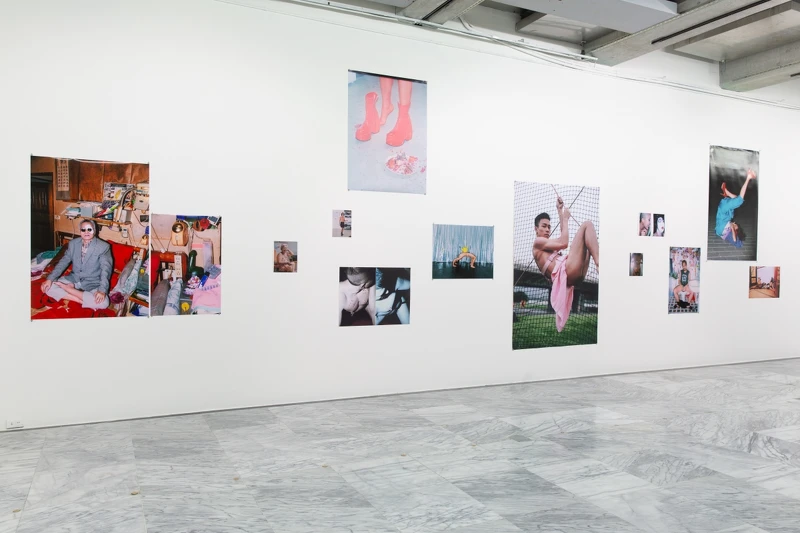 彩色攝影作品則以紛雜多元的樣貌捕捉 LGBTQ 與文化的豔放與不羈。 彩色攝影作品則以紛雜多元的樣貌捕捉 LGBTQ 與文化的豔放與不羈。