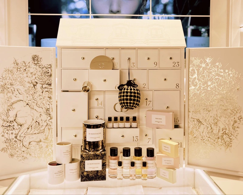 璀璨的閃耀星辰圖騰簇擁著24格木製抽屜，內含12款香氛單品、4款香氛蠟燭、4款香氛皂、3款香氛蠟燭周邊，以及1個極其限量的手工編織工藝擴香吊飾，共24款奢華香氛驚喜之中，有高達9款正產品，堪稱年度奢華之最的終極珍藏。建議零售價：NT$100,000