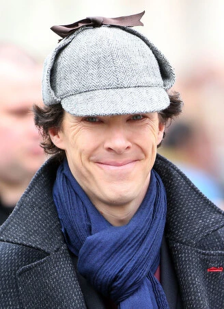 班奈狄克康柏拜區Benedict Cumberbatch在拍《新世紀福爾摩斯》第3季時被偷拍時展現的迷人笑容>///< 班奈狄克康柏拜區Benedict Cumberbatch在拍《新世紀福爾摩斯》第3季時被偷拍時展現的迷人笑容>///<